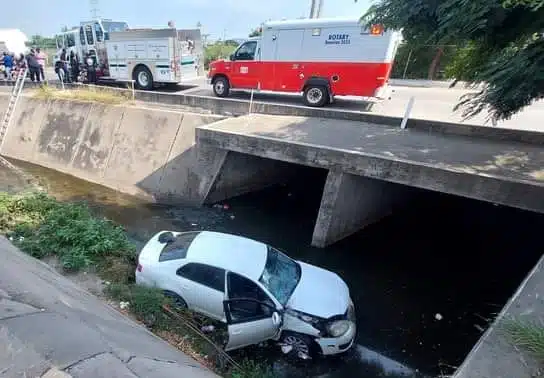 La unidad terminó dentro del canal pluvial.