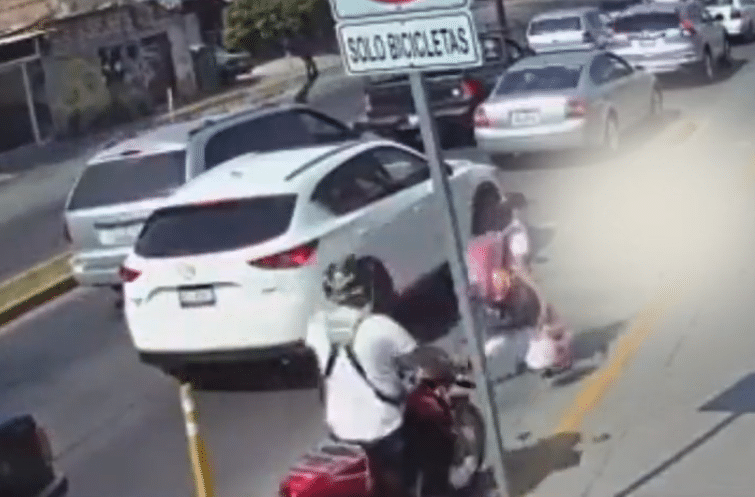 Motociclista apunto de atropellar a niña