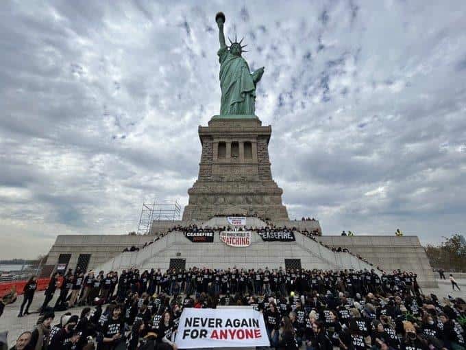 Activistas toman Estatua de la Libertad para pedir por Gaza