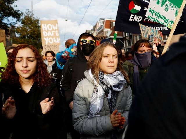 Acusan a Greta Thunberg de defender posturas antisemitas.