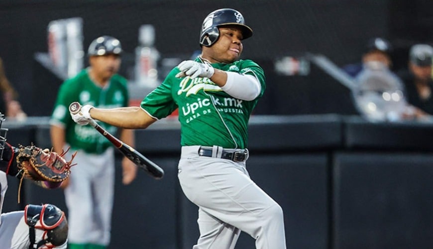 Ademar Rifaela con uniforme de un equipo de beisbol