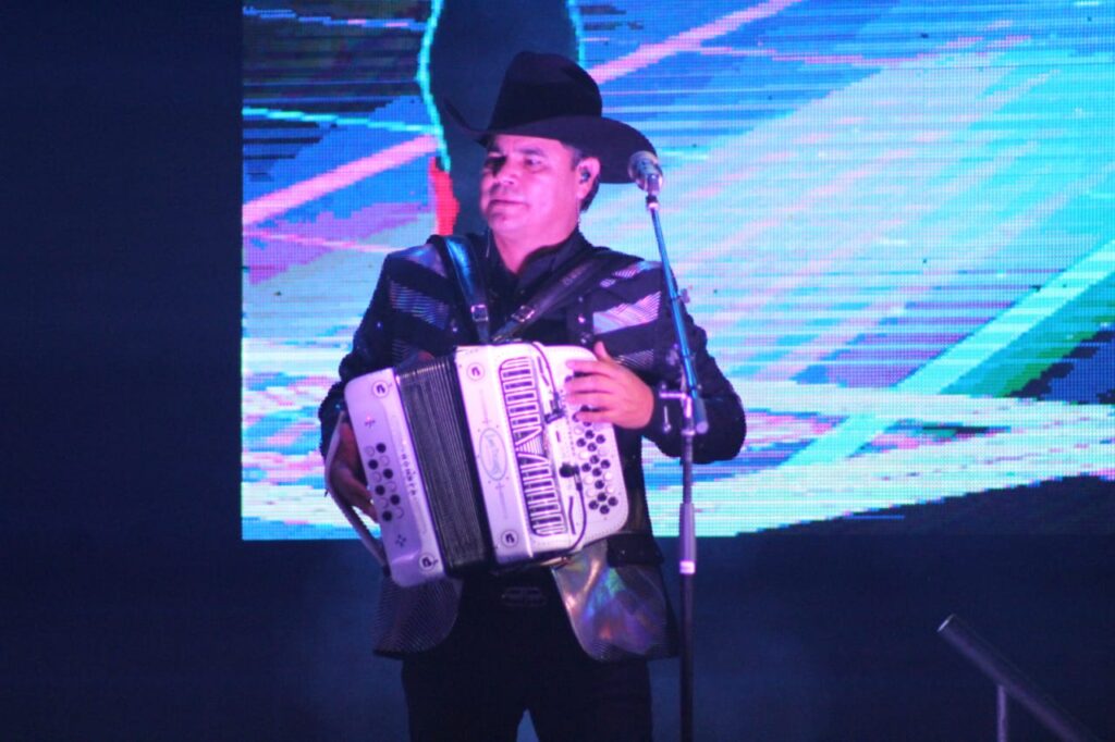 Alfredo González González acordeonista de Los Tucanes de Tijuana
