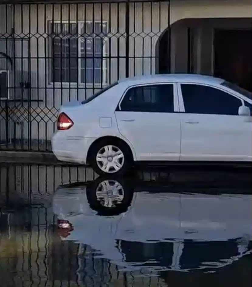 Aguas negras en el fraccionamiento Fovissste 2 en Los Mochis