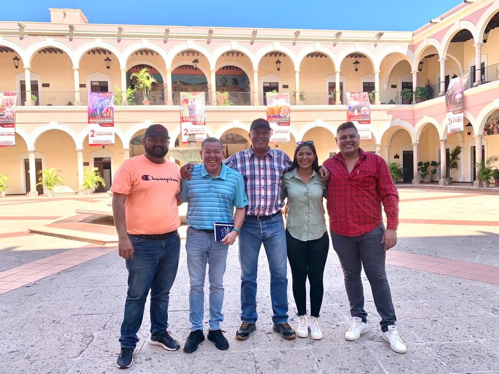 Alcalde Gildardo Leyva y funcionarios de El Fuerte junto a Fernando Hernández, titular de la Asociación Estatal de Béisbol en Sinaloa