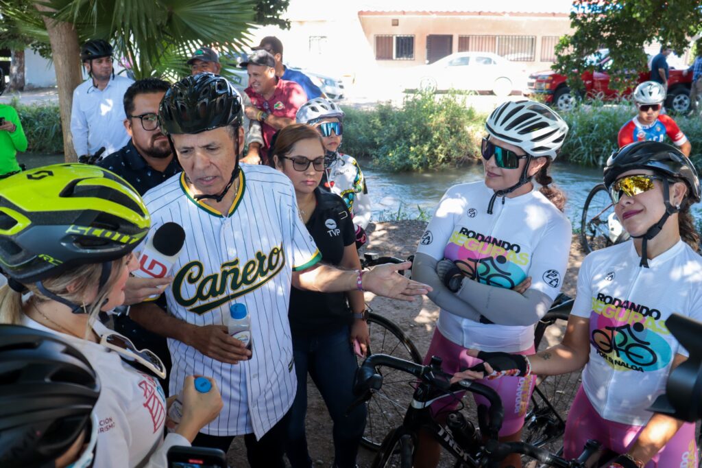 Alcalde de Ahome, Gerardo Vargas Landeros junto a ciclistas de “Rodando seguras por Sinaloa”