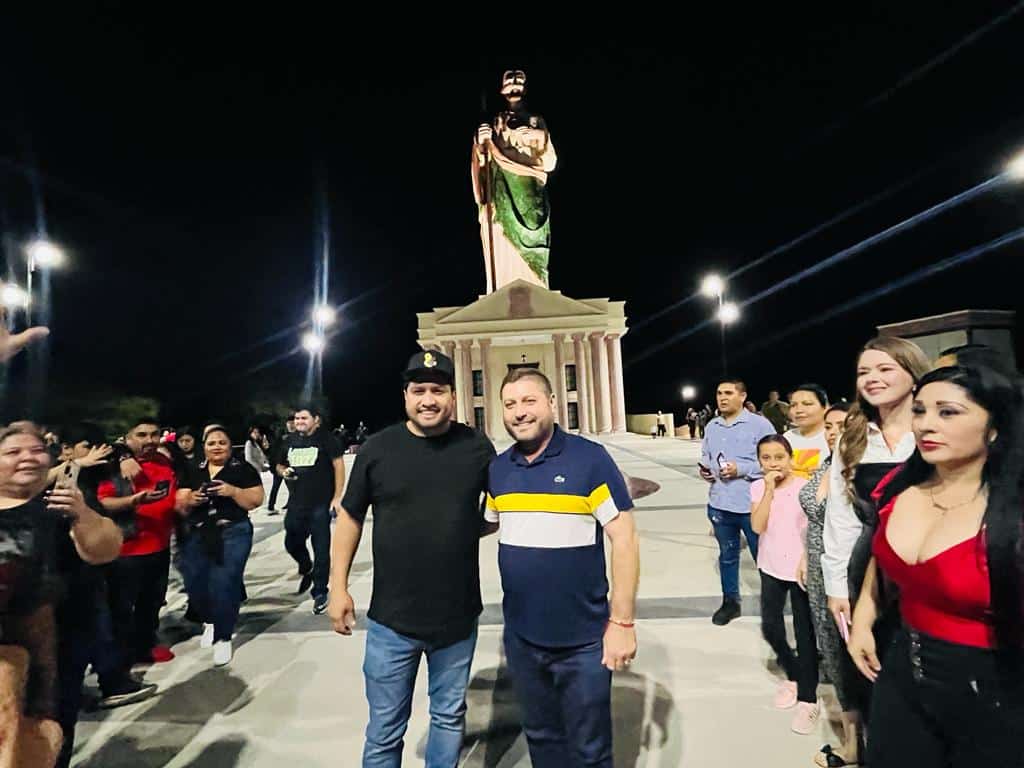 Alcalde de Badiraguato posa junto a Julión Álvarez