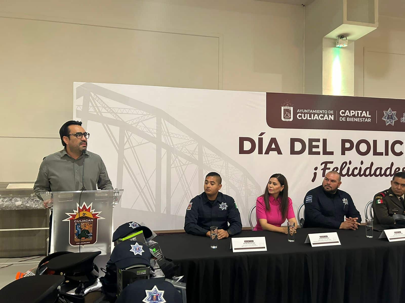 Alcalde de Culiacán celebra a policías en su día