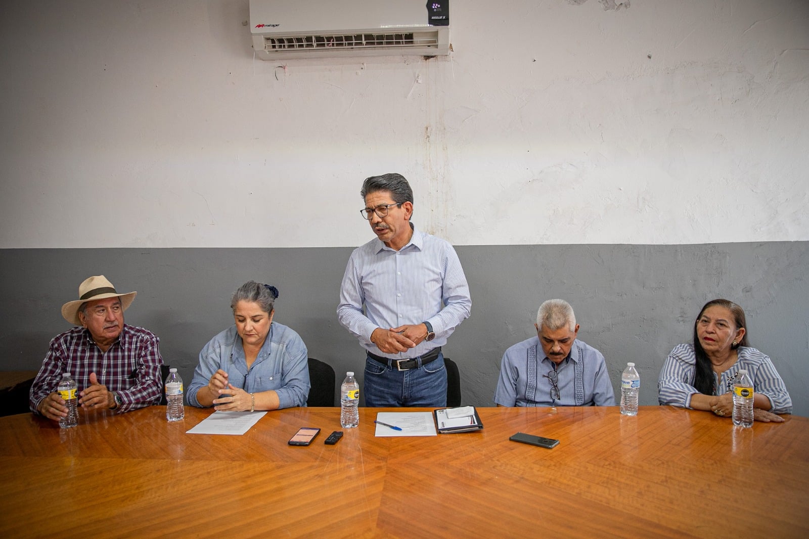 El alcalde de Guasave, Martín Ahumada Quintero, se comprometió en la sindicatura de Juan José Ríos a ampliar el motonivelado y limpieza de calles.