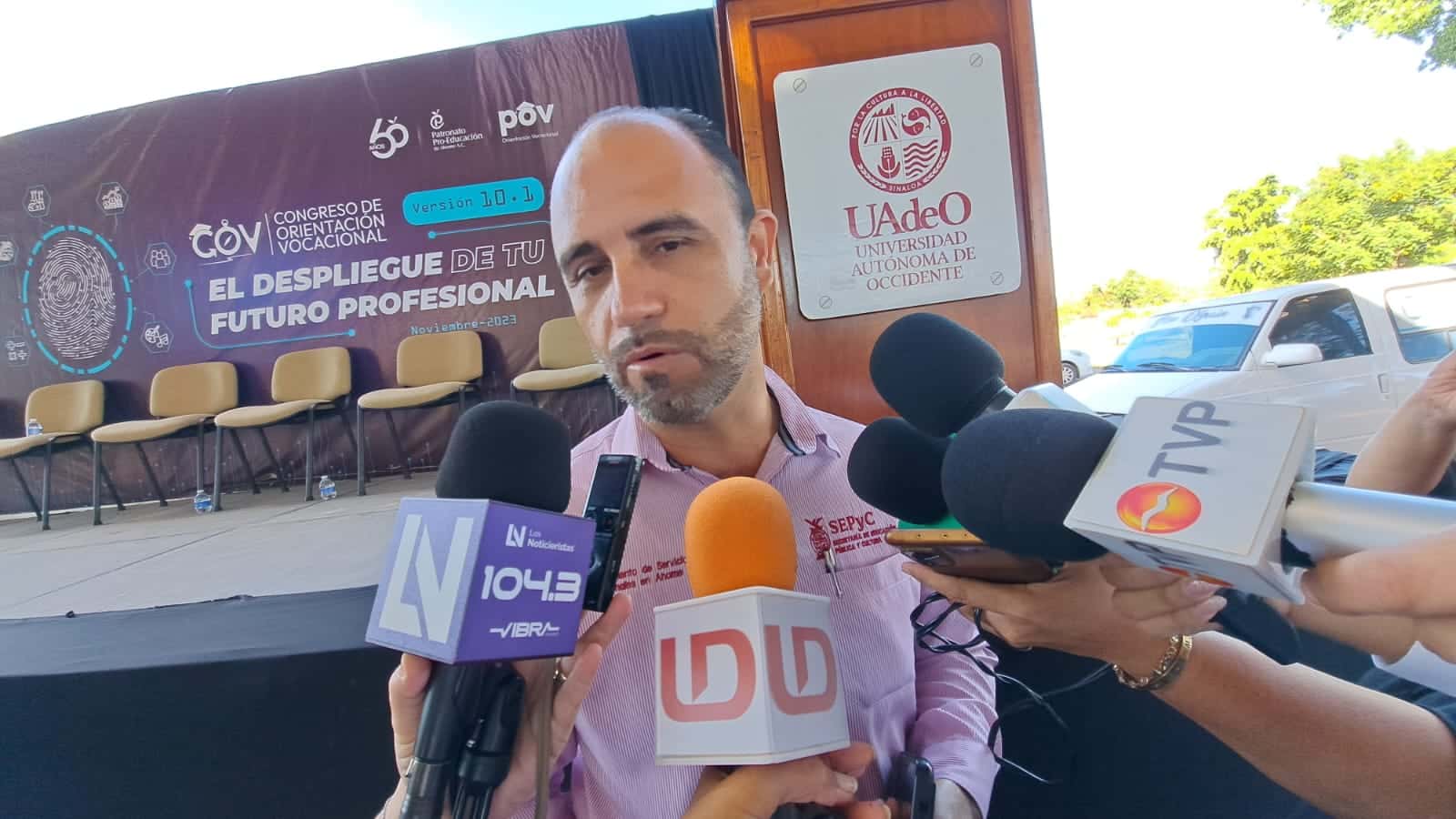 Alejandro Brito Acuña con medios de prensa