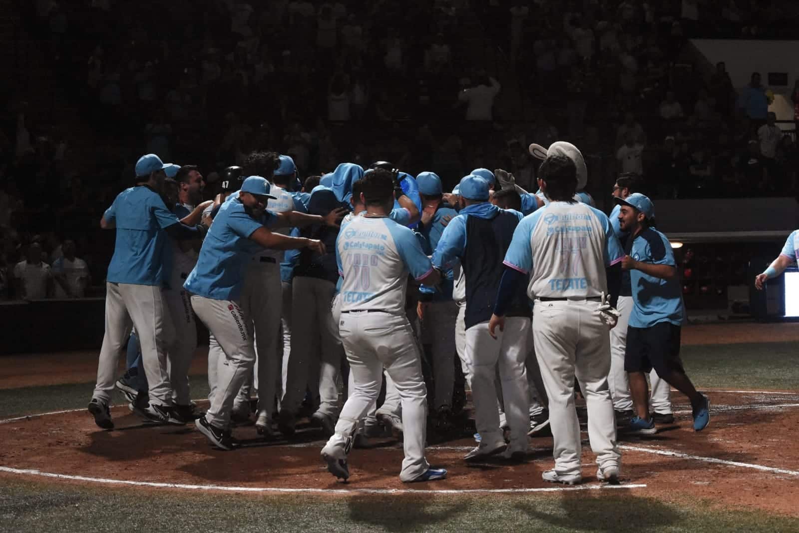 Algodoneros celebrando el jonron de Orlando Piña