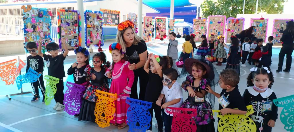 Las maestras y alumnos realizaron un altar de muertos en honor al célebre actor y escritor Roberto Gómez Bolaños “Chespirito”.