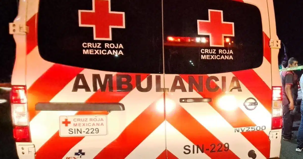 El hombre fue trasladado en una ambulancia de Cruz Roja a un hospital.