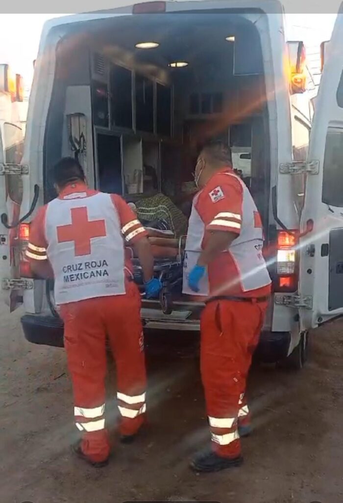2 paramédicos de Cruz Roja subiendo a una joven a una ambulancia en Ruíz Cortines