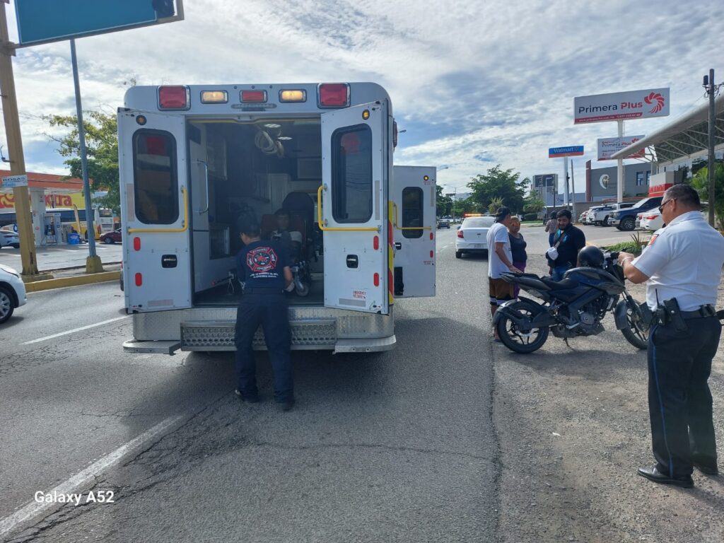 Ambulancia que traslada a motociclista lesionado tras accidente