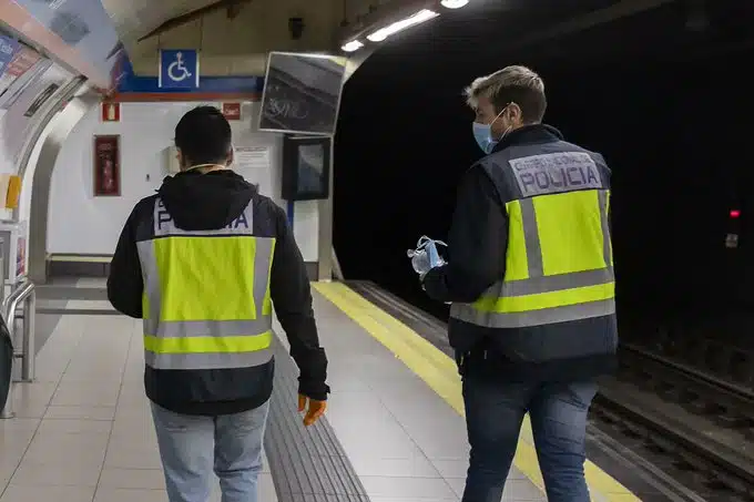 Policias en el metro de madrir por amenaza de bomba