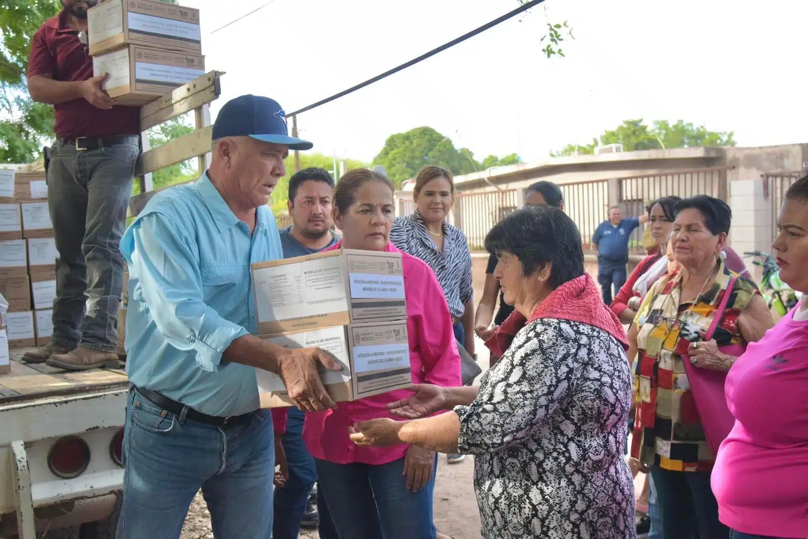 Entrega de despensas a familias de Chinobampo, Taxtes y La Genoveva en El Fuerte