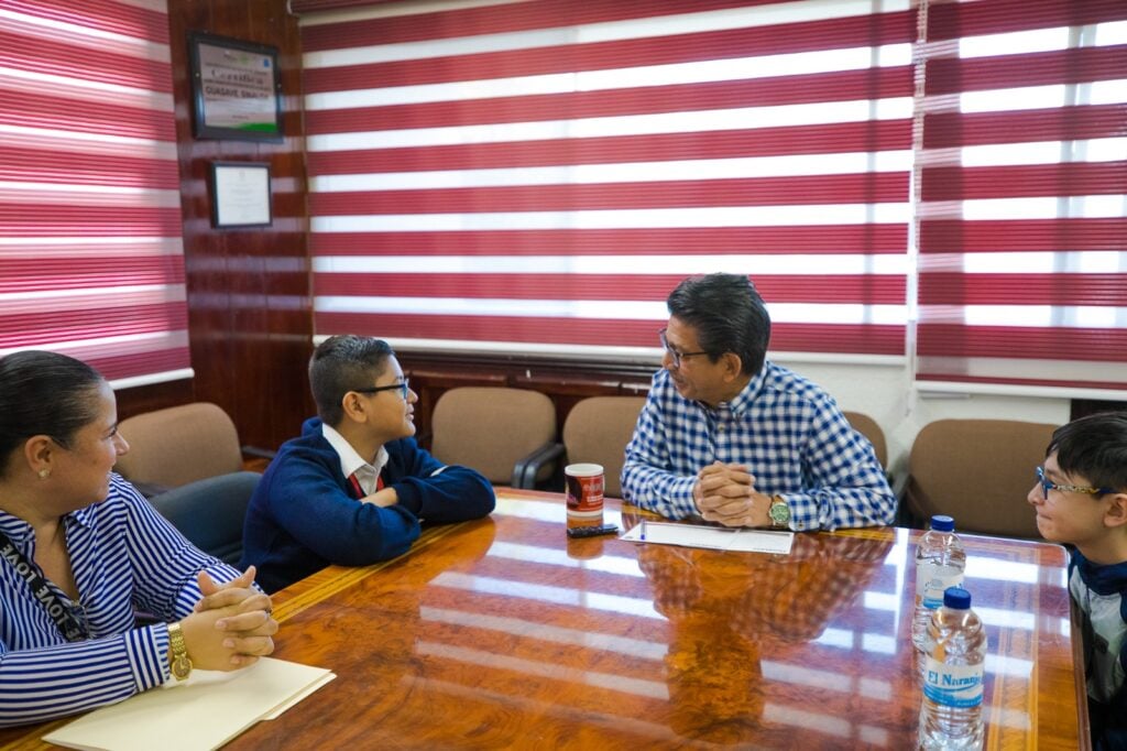 Entrega de computadoras a estudiantes destacados en Guasave