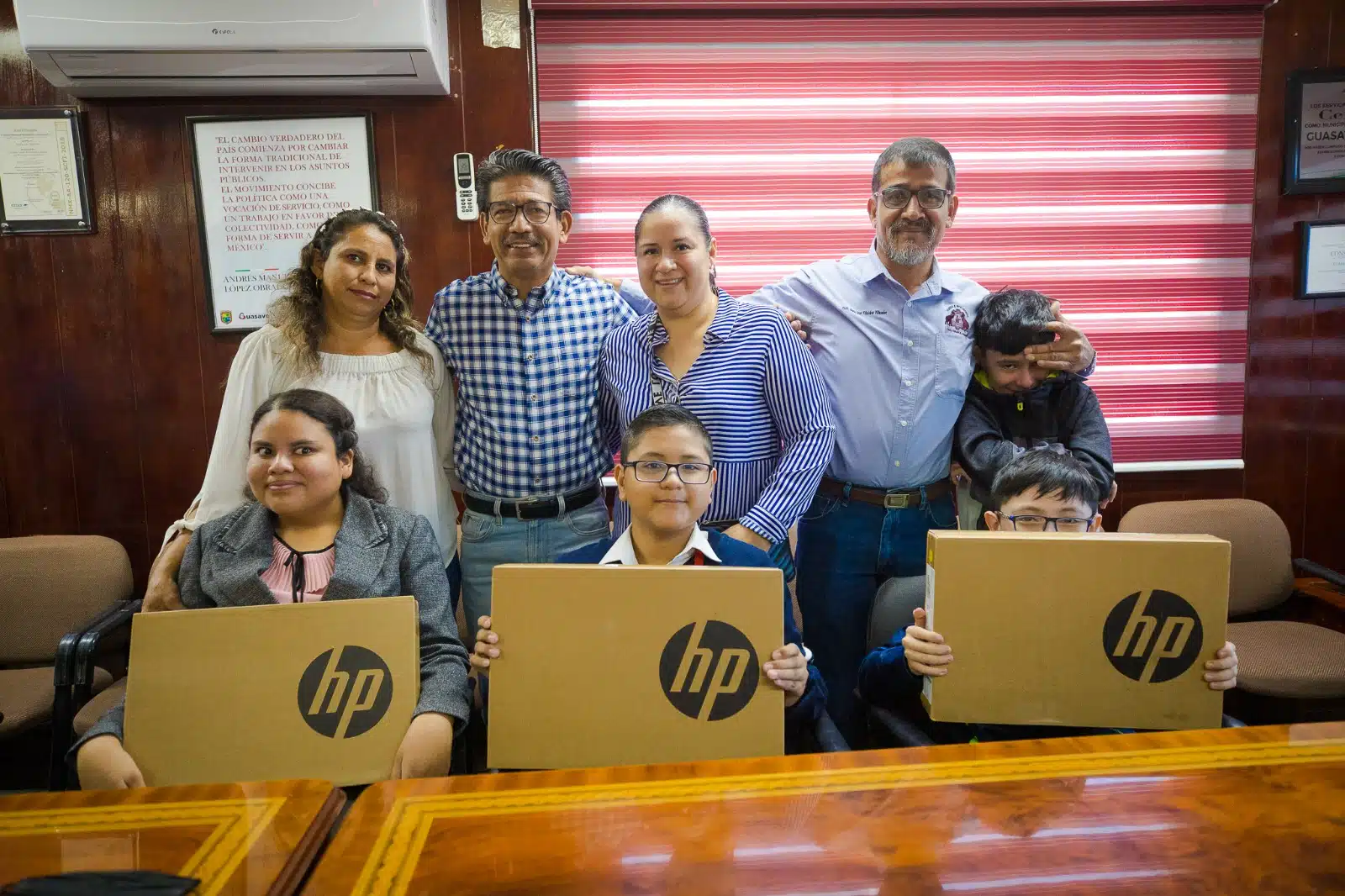 Entrega de computadoras a estudiantes destacados en Guasave