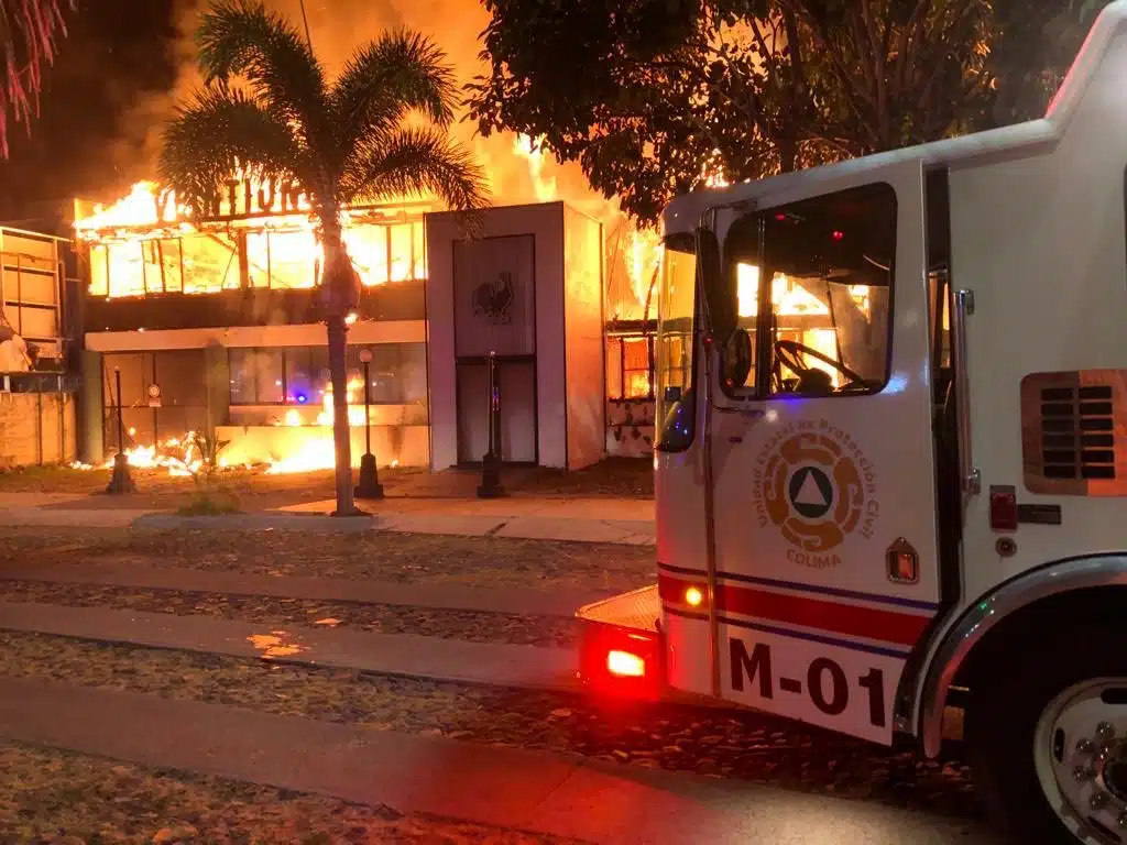 Arden en llamas dos bares de Colima; van dos noches de atentados