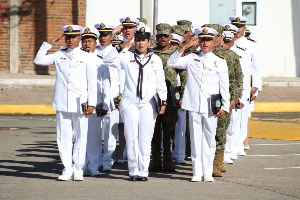 Ceremonia cívico-militar en el Obelisco de La Puntilla, en Mazatlán.