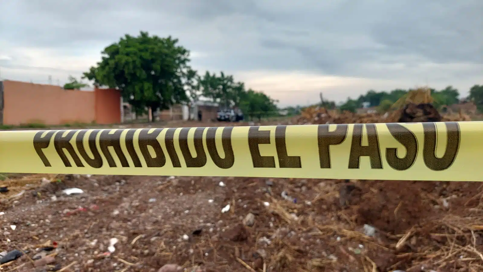 Cinta amarilla delimitando el area de un asesinato en Culiacán