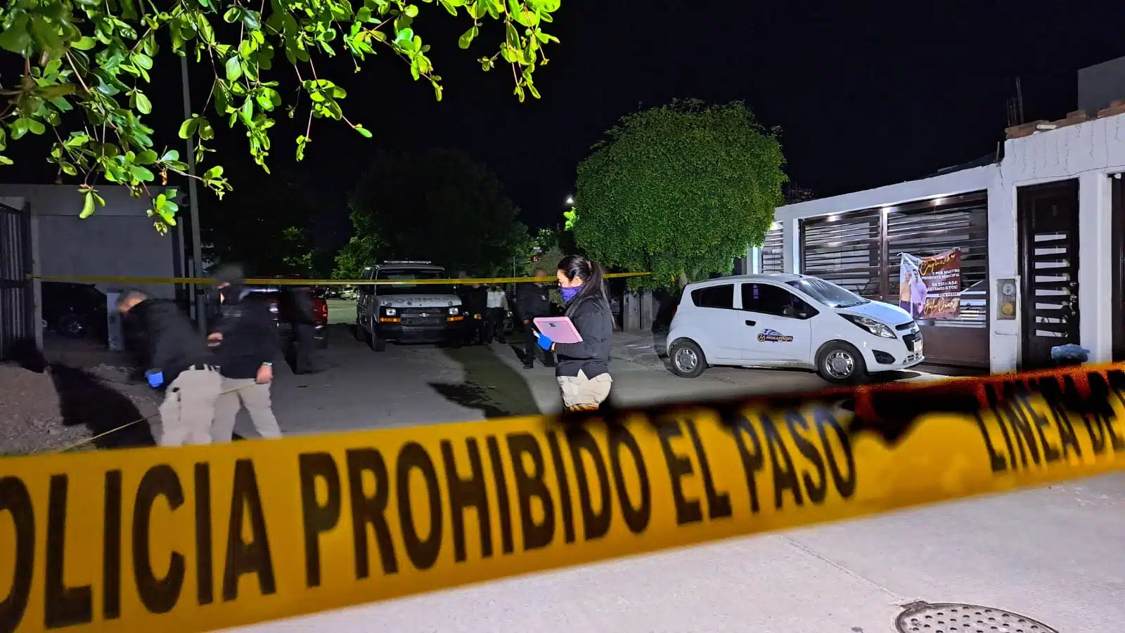 Cinta amarilla delimitando el área de un crimen en el lugar donde asesinaron a un hombre en Culiacán