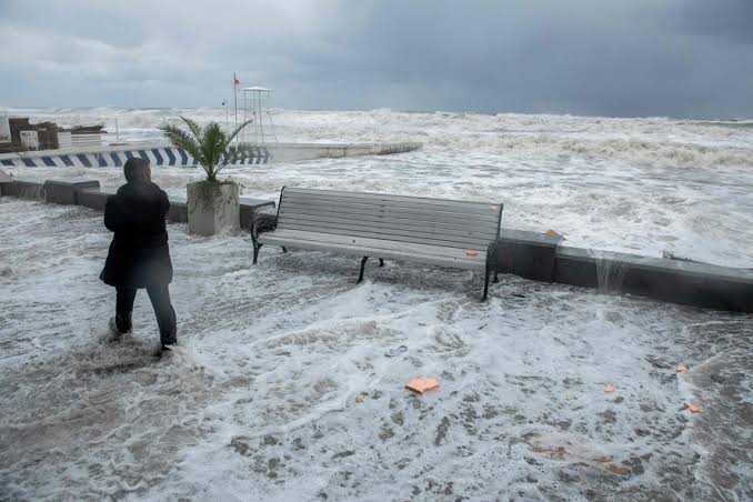 Así se vive el temporal en Crimea y Rusia; provocó el cierre de las vías ferroviarias