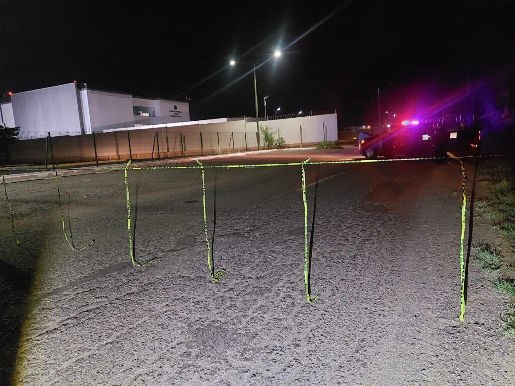 Cinta amarilla delimitando el área de un atentado en Culiacán