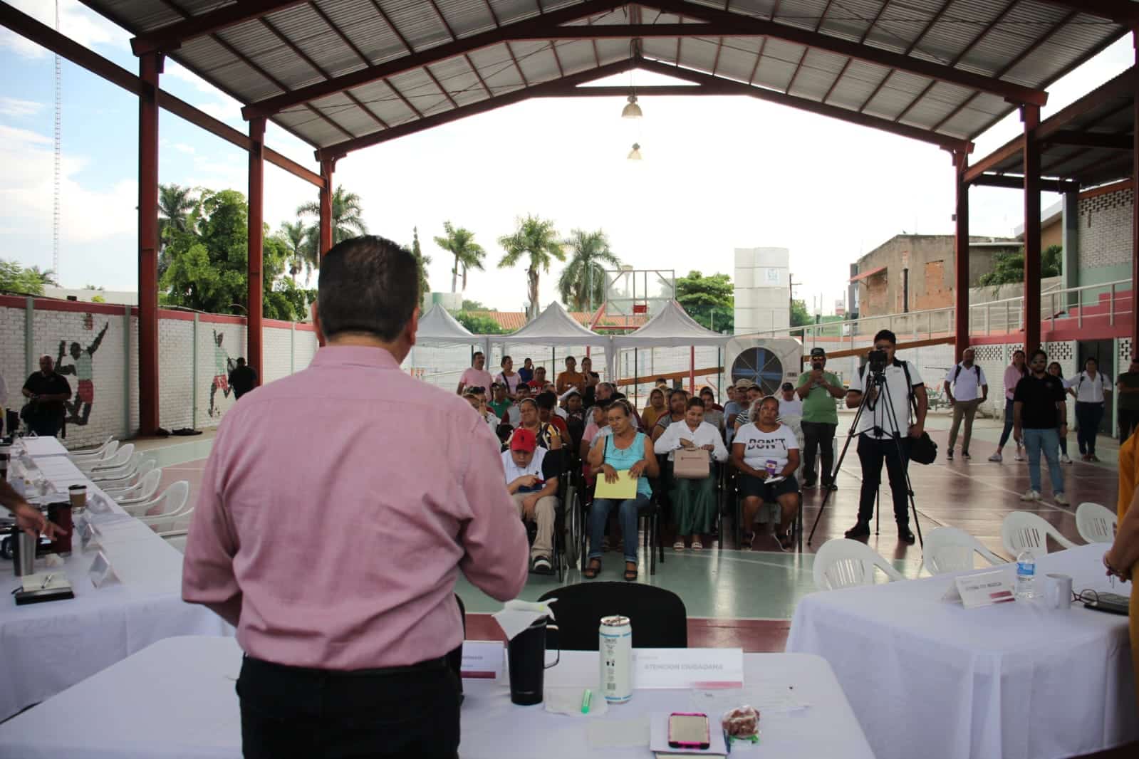 Alcalde de Mazatlán, Édgar González Zataráin, hace entrega de permisos de comercios ambulantes a vecinos de Villa Unión.