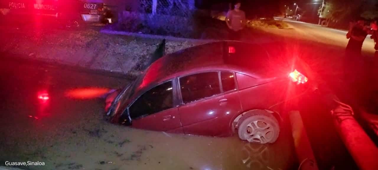 Auto en canal
