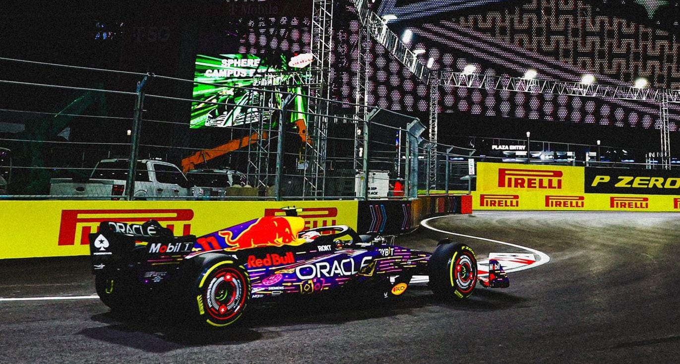 Auto en la pista de carreras