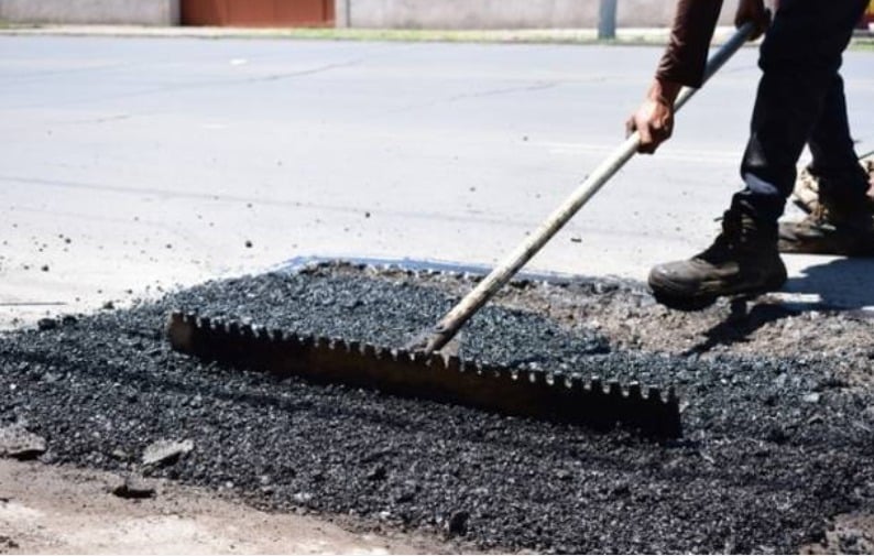 Una persona haciendo bacheo