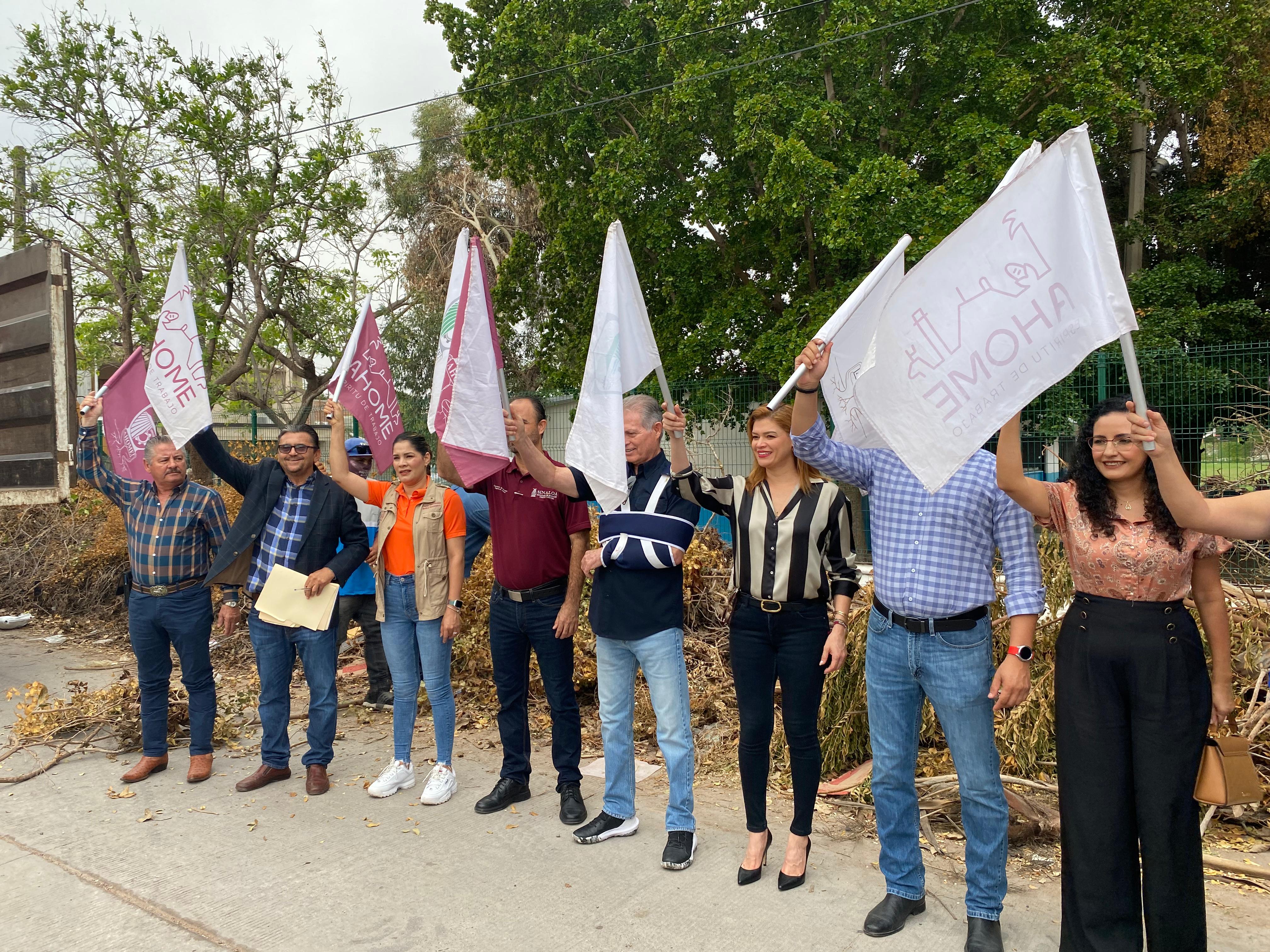 Autoridades con banderas blancas en una escuela de Ahome
