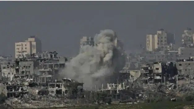 Israel bombardea el mayor hospital en Gaza
