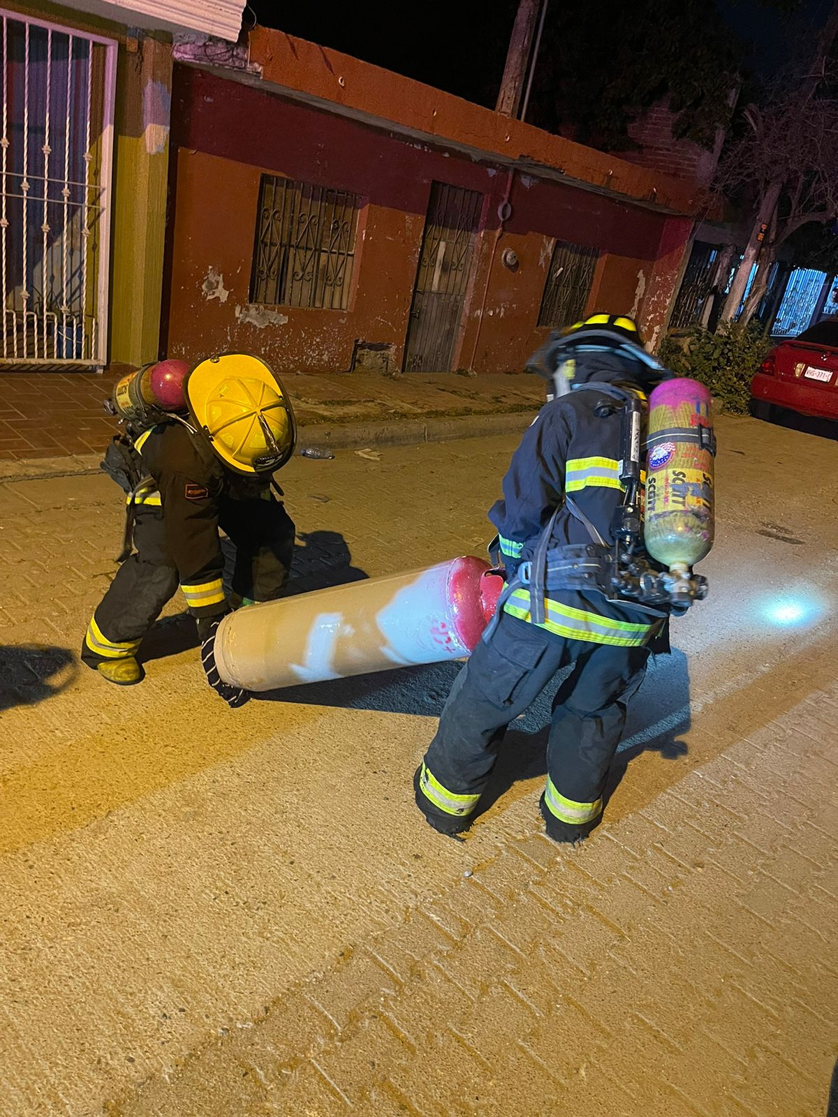 Bomberos en una colonia de Mazatlán
