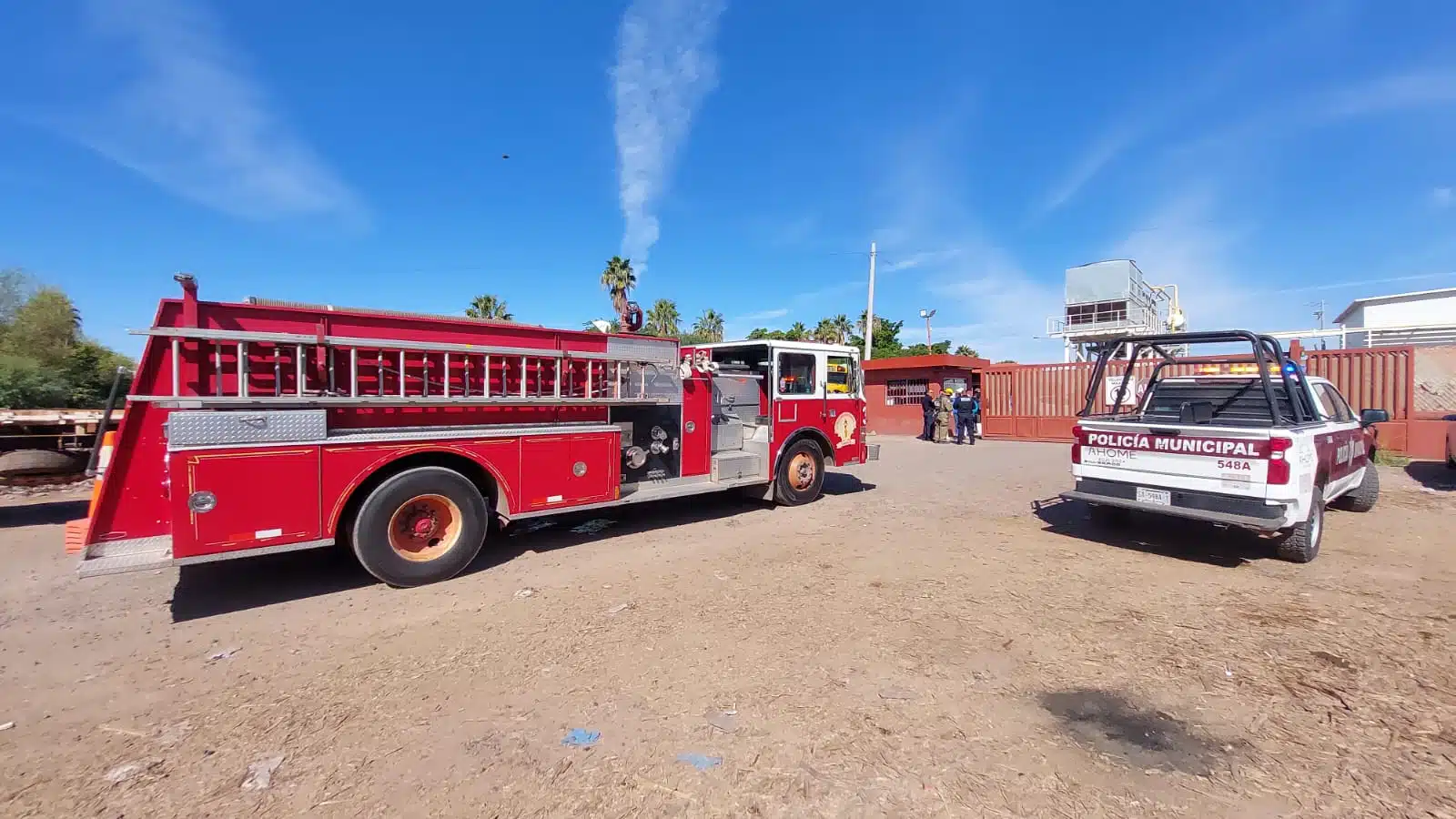 Bomberos y Protección Civil afuera de la empacadora de camarón donde se registró una fuga de amoniaco