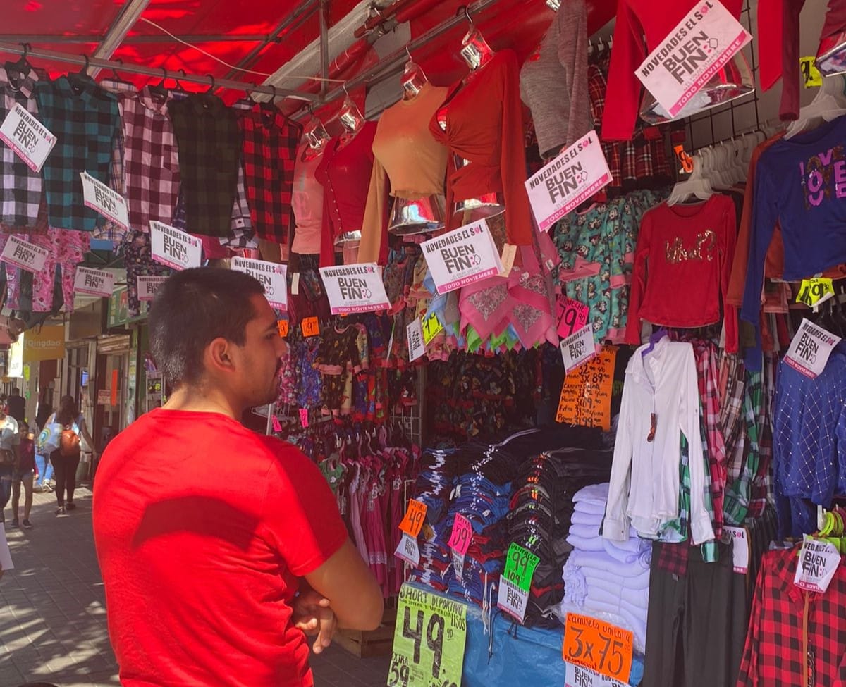 Joven mirando puesto de comercio en Culiacán