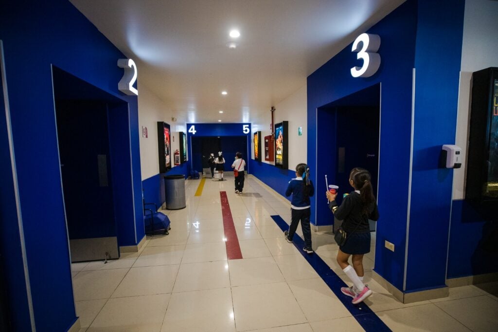 Niños disfrutando de una función en Cinépolis de Guasave