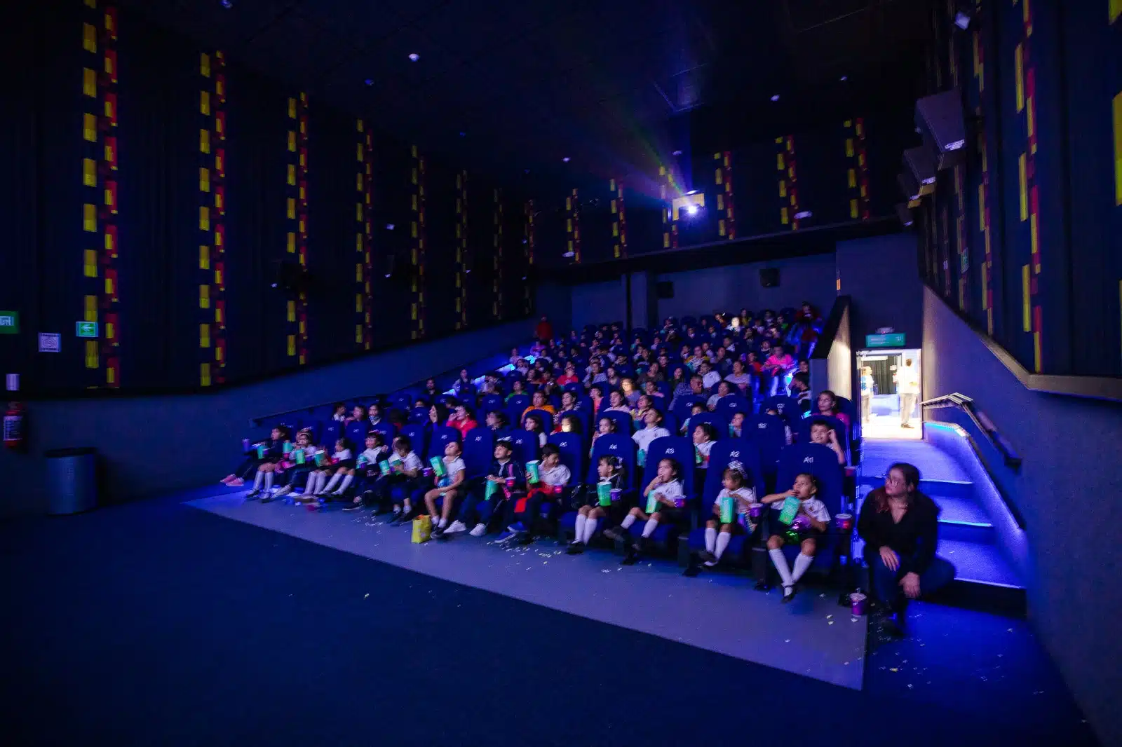 Niños disfrutando de una función en Cinépolis de Guasave