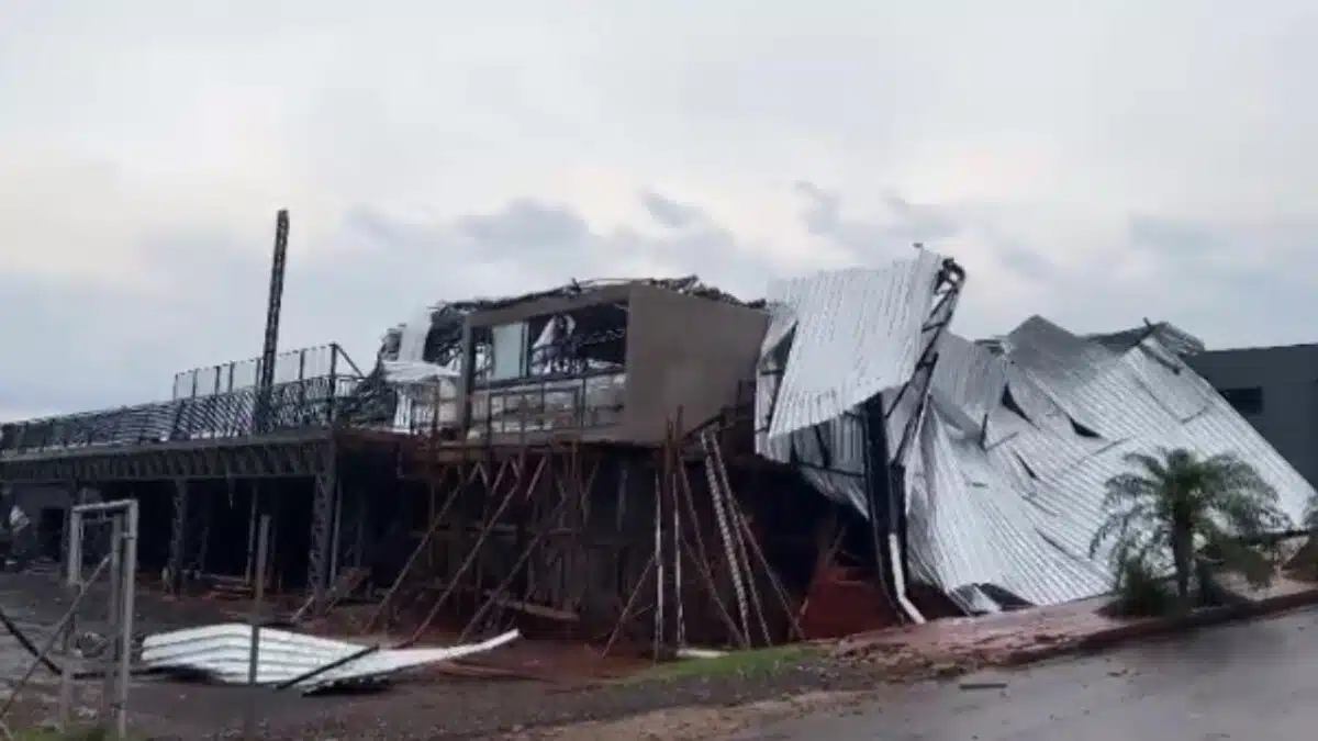 Cae techo de un gimnasio en Brasil; fallece joven mujer y hay más de 60 heridos