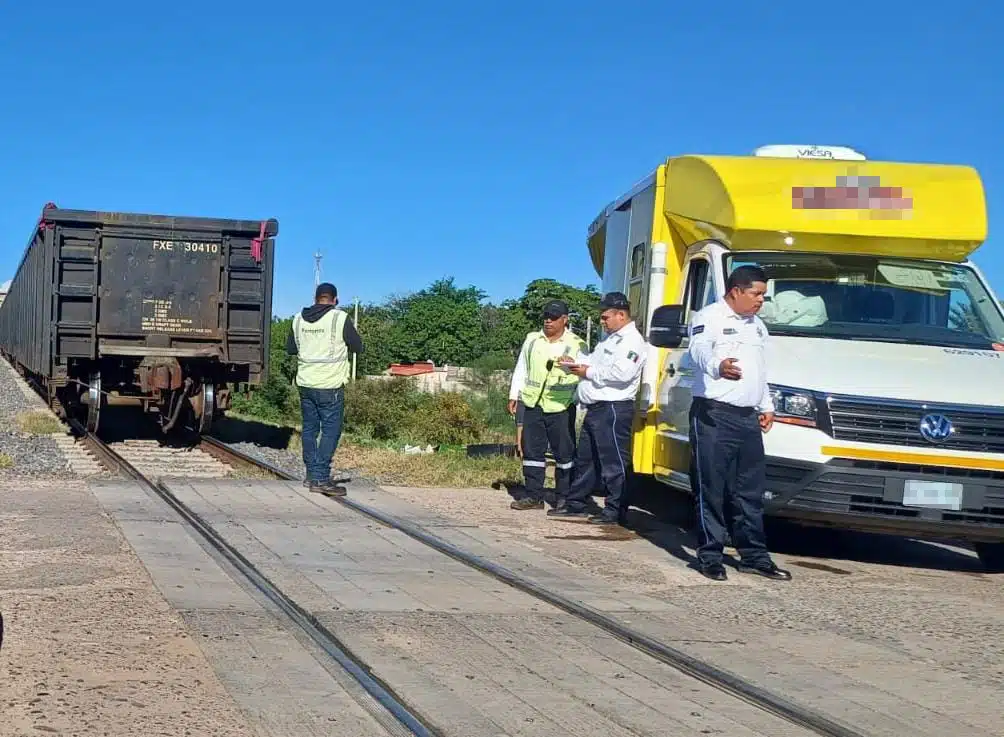 Camión repartidor de botanas tras accidente en Estación Naranjo