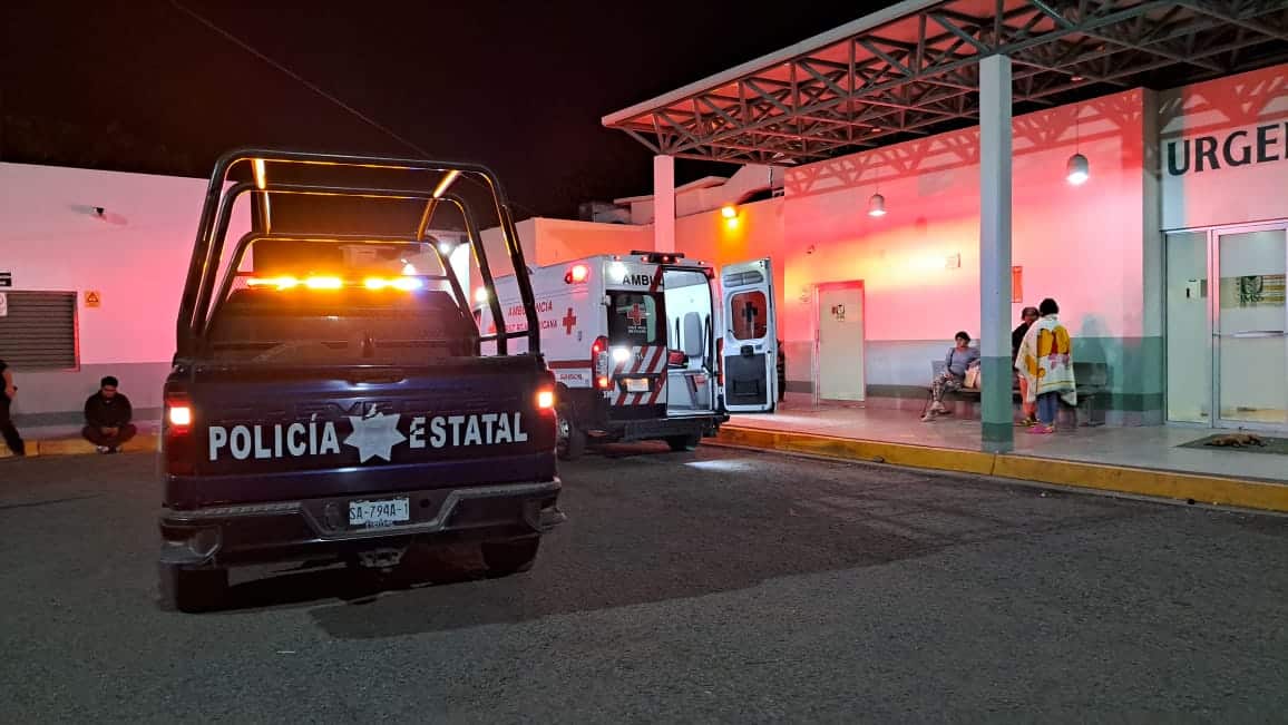 Camioneta de la Policía Estatal y ambulancia de la cruz roja afuera de urgencias en Guamuchi.
