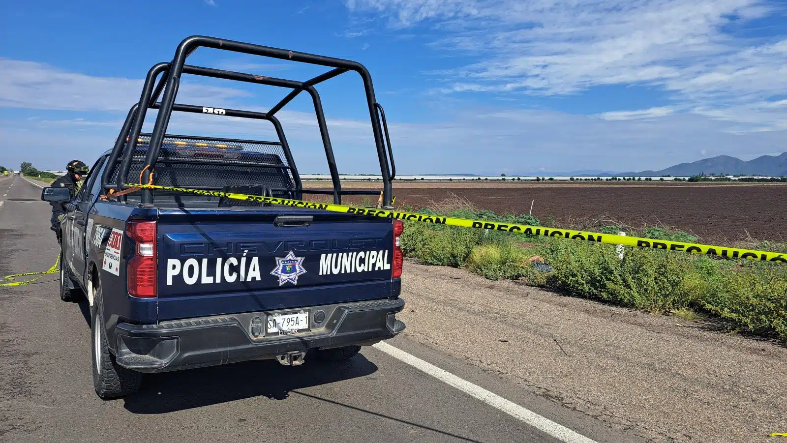 Camioneta de la policía municipal en el lugar de los hechos.