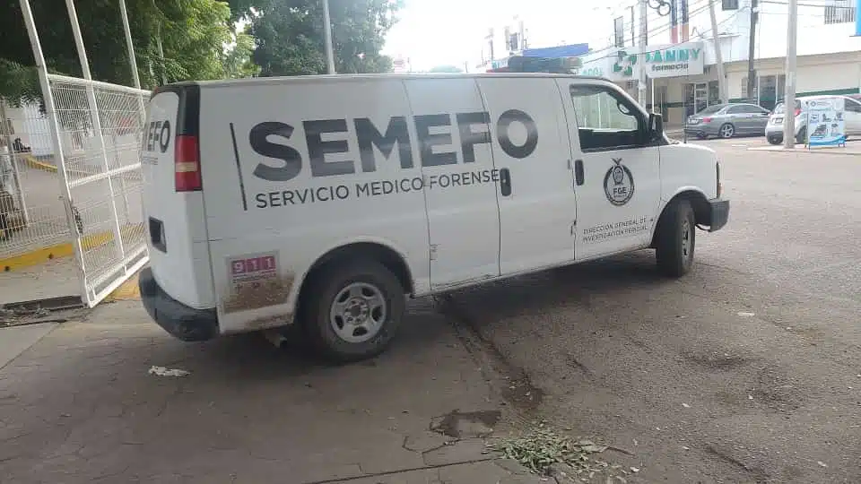 Camioneta de semefo