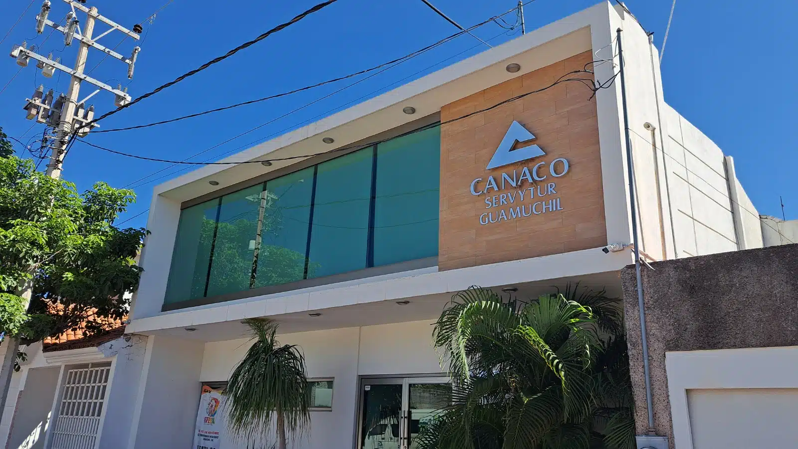 Edificio de la Canaco Servytur en Guamúchil