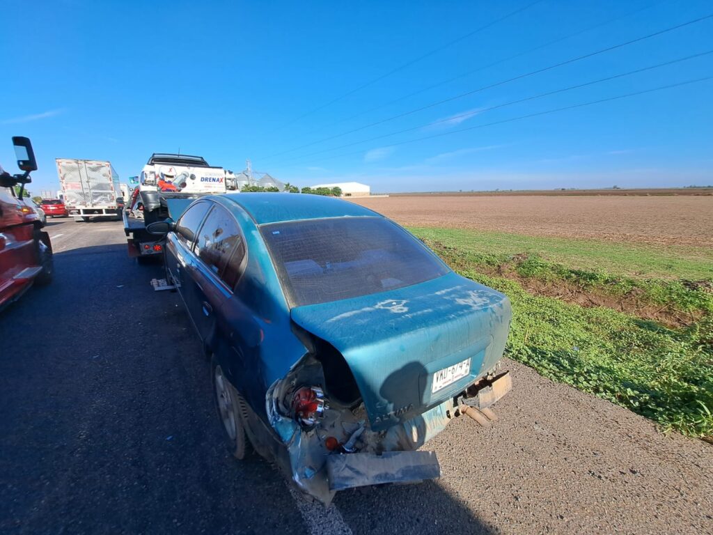 Auto dañado tras participar en una carambola por la México 15 en Guasave