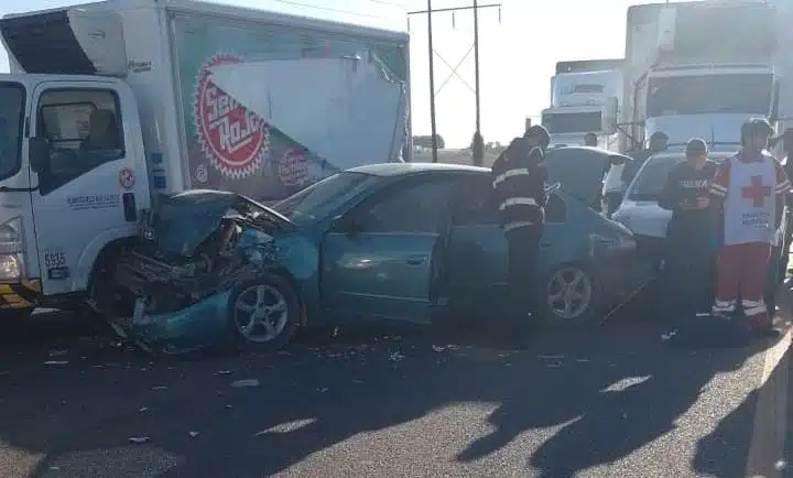 Camionetas con daños tras participar en una carambola por la México en Guasave