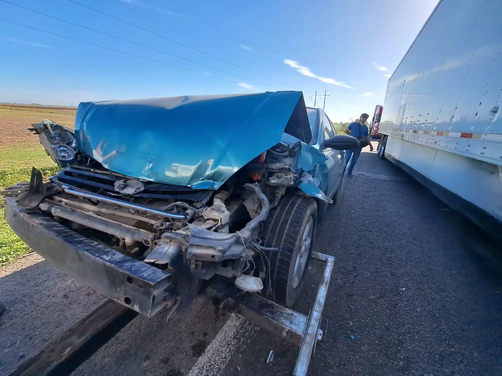 Camioneta con el frente destrozado tras participar en carambola por la México 15 en Guasave