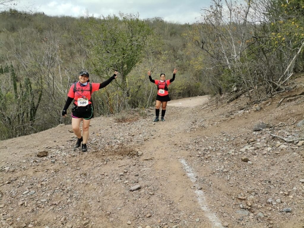 2 personas corriendo en un cerro