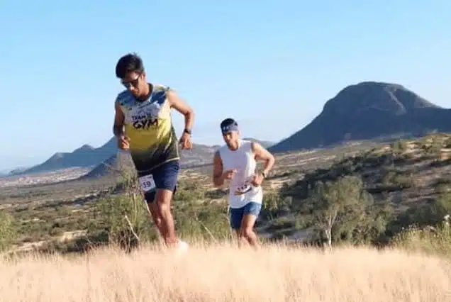 2 personas corriendo en un cerro